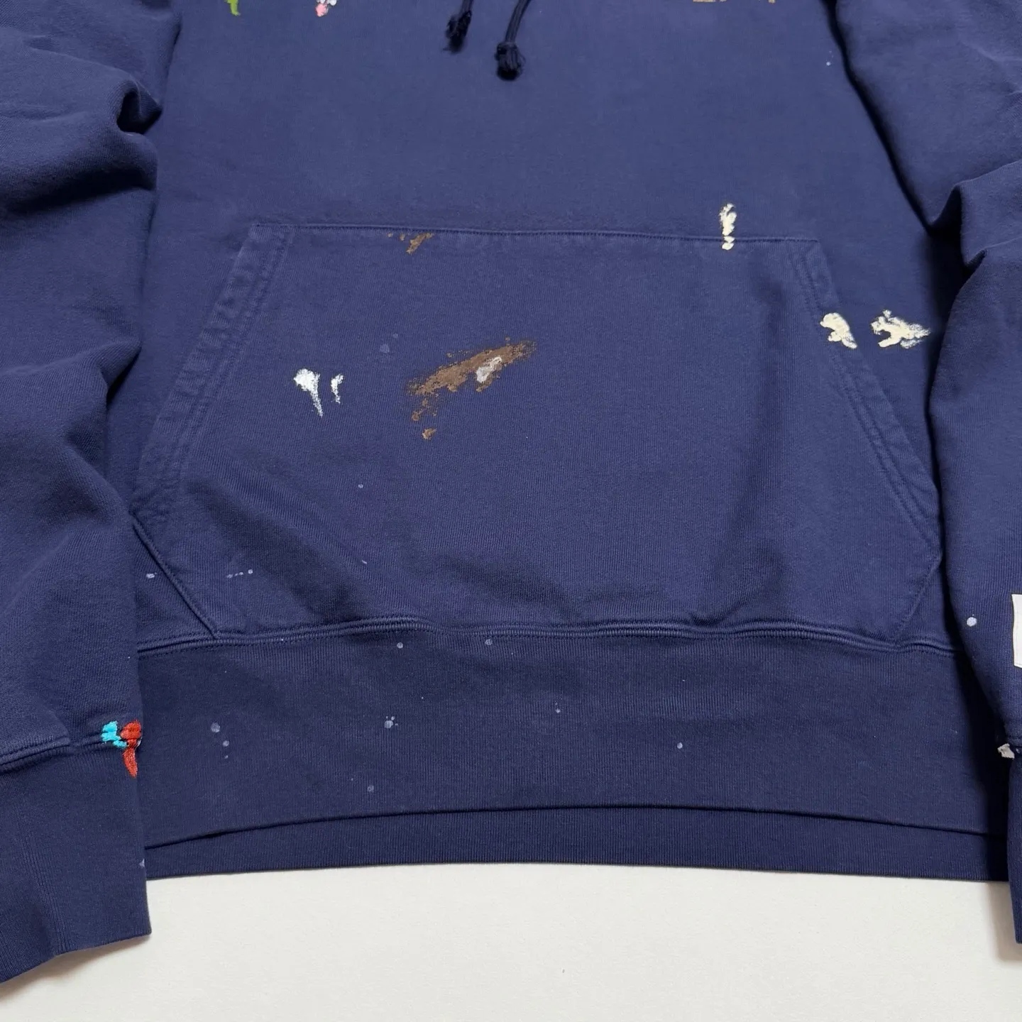 More details GALLERY DEPT. PAINT LOGO HOODIE/Vintage Navy Purple English graffiti distressed hoodie Purple S-XL Front GD ENGLISH logo Enlarged back logo Ready-made garments with printed wash and distressed Made with faded distressed texture "Art on Display" pattern patches on the cuffs All drawn with ink by old craftsmen Original mold opening Custom woven and dyed fabrics Perfect reproduction of the correct version